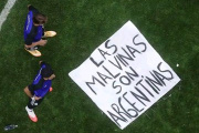 Del vestuario a la tribuna: Cómo la Selección dejó en orsai al Gobierno con la bandera de Malvinas