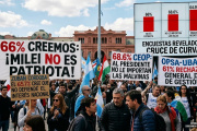 Del idilio libertario al "cruce de curvas": la anatomía del desgaste de Javier Milei en las encuestas
