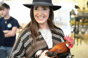 ¿Cacareo o estrategia? La provocativa foto de la presidenta con una gallina que sacudió las redes