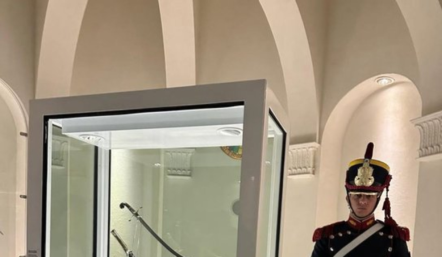 El sable de San Martín sigue en la polémica, ahora también opinan los "burros" sobre la verdadera historia