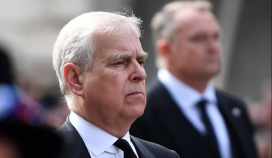 ¡NADIE TIENE CORONA! Treinta años después, detienen en Inglaterra al príncipe Andrés por los abusos a menores junto a Epstein