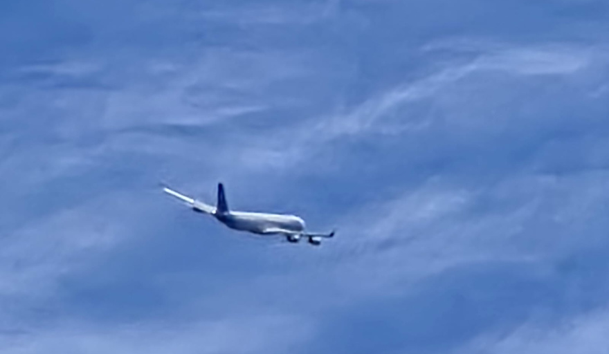 Fotos exclusivas: El avión del Emir de Abu Dhabi surcando los cielos de Bariloche, en medio de rumores sobre nuevas compras de hectáreas en el sur argentino